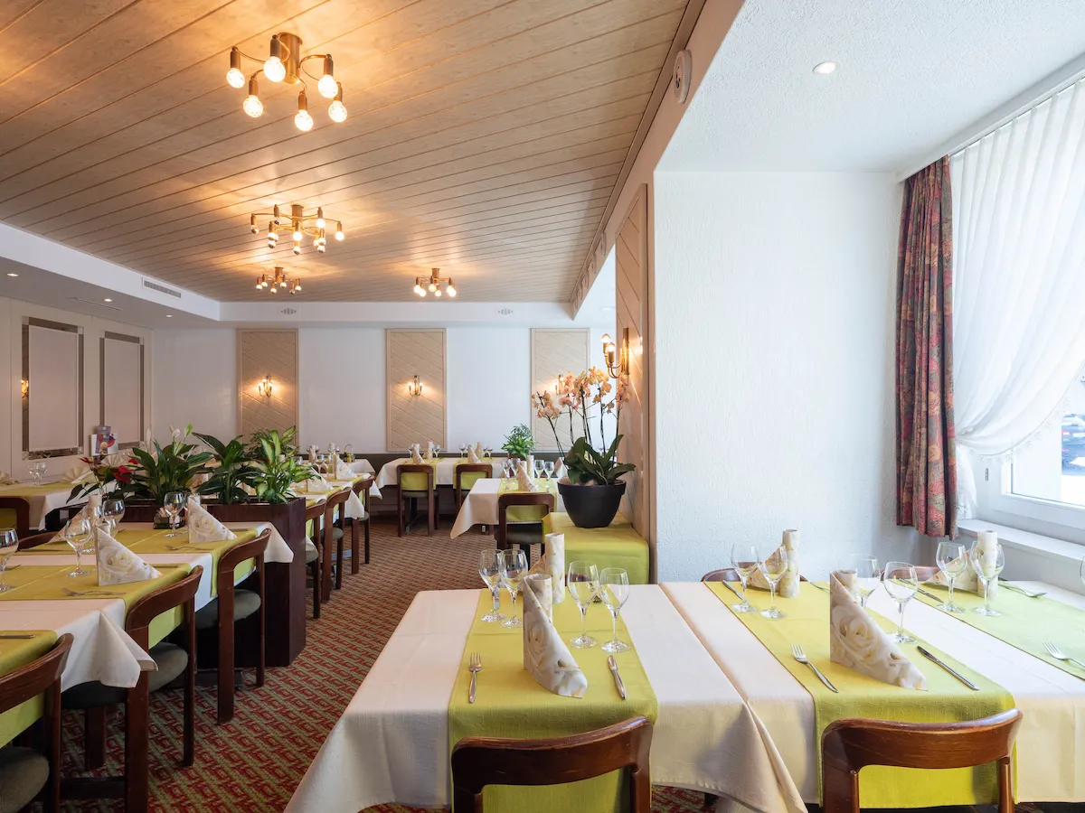 Festlich gedeckter Saal im Gasthaus Post Willisau